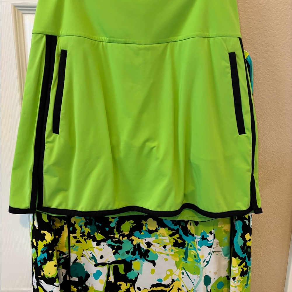 Kinona golf skirt.2 front zip pockets. Length 16"
